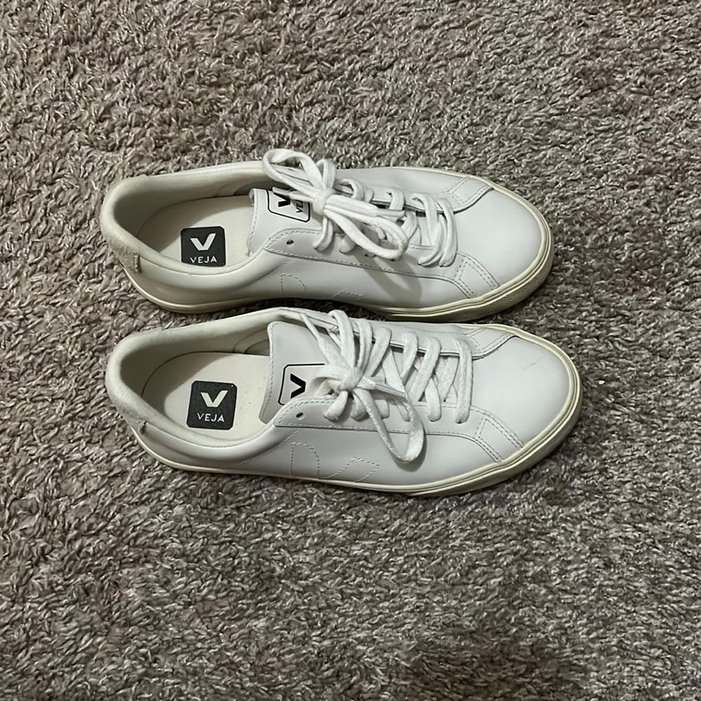 Like new white Veja sneakers